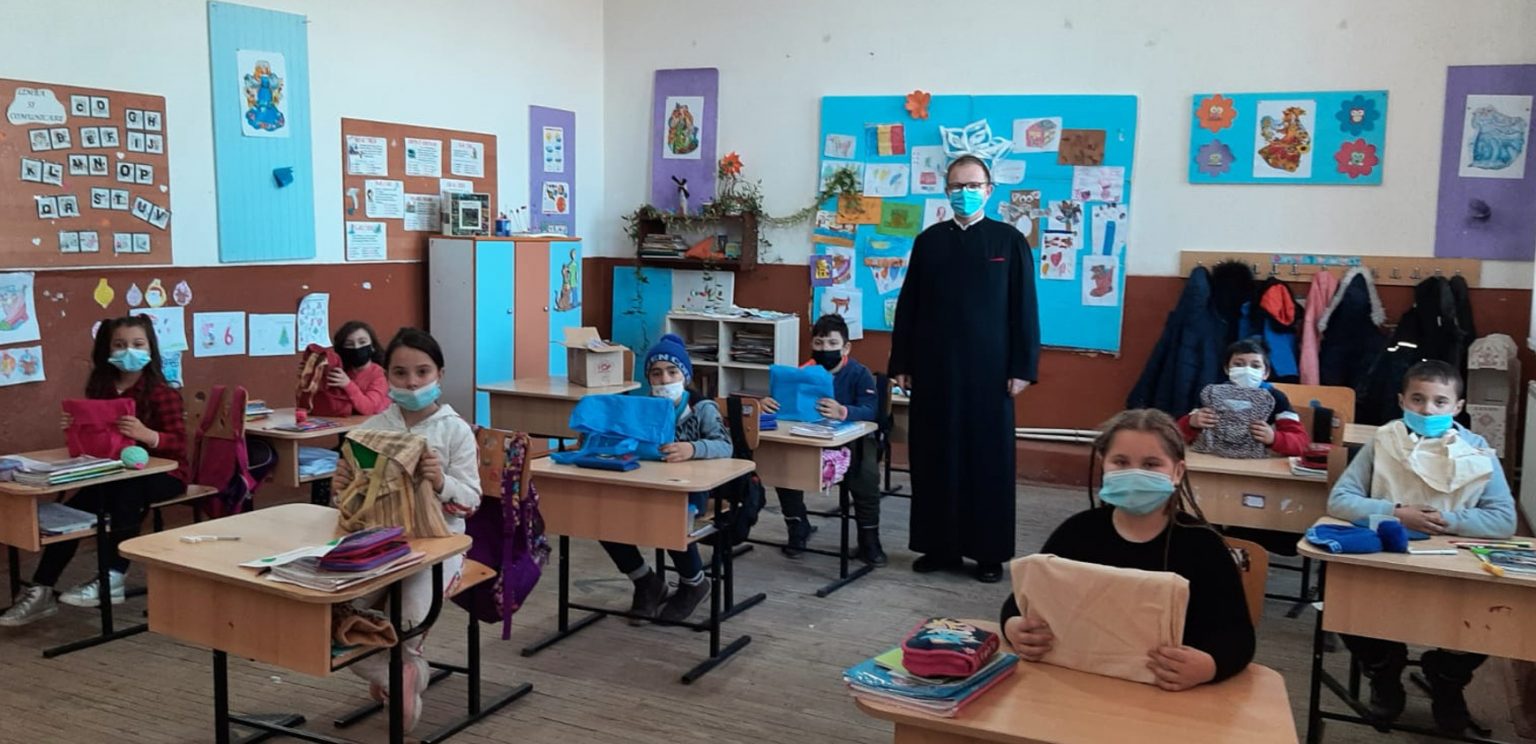 500 DE KITURI EDUCAȚIONALE COMPLETE OFERITE DE BISERICĂ PENTRU COPII AFLAȚI ÎN DIFICULTATE