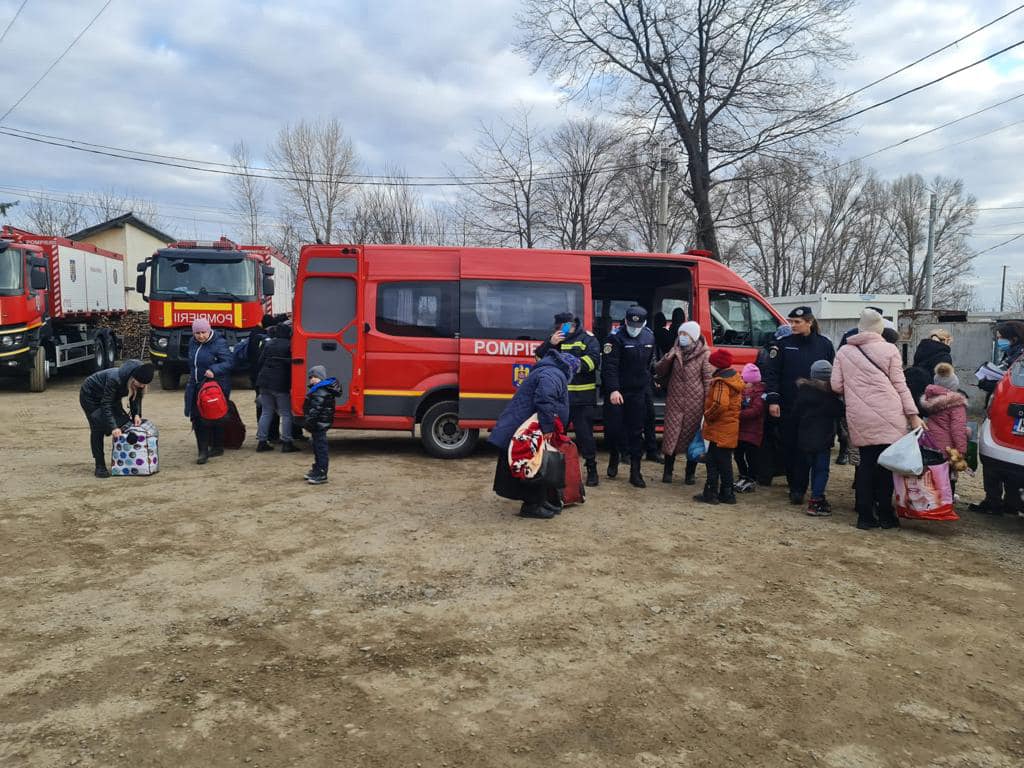 ISU Dâmbovița trimite 23 de pompieri militari în sprijinul colegilor și autorităților sucevene, cu un modul de tabără completă, bucătărie mobilă și generator, totodată pentru acoperirea în cele mai bune condiții a misiunilor specifice și pentru a răspunde cu eficiență solicitărilor din dinamica unităților, în județele Suceava, Dâmbovița și Tulcea a fost crescută capacitatea operațională, astfel că turele de serviciu vor fi suplimentate cu personalul aflat în timpul liber.
