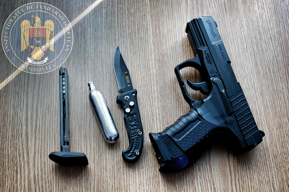 Obiecte periculoase depistate de jandarmii dâmbovițeni asupra a doi elevi