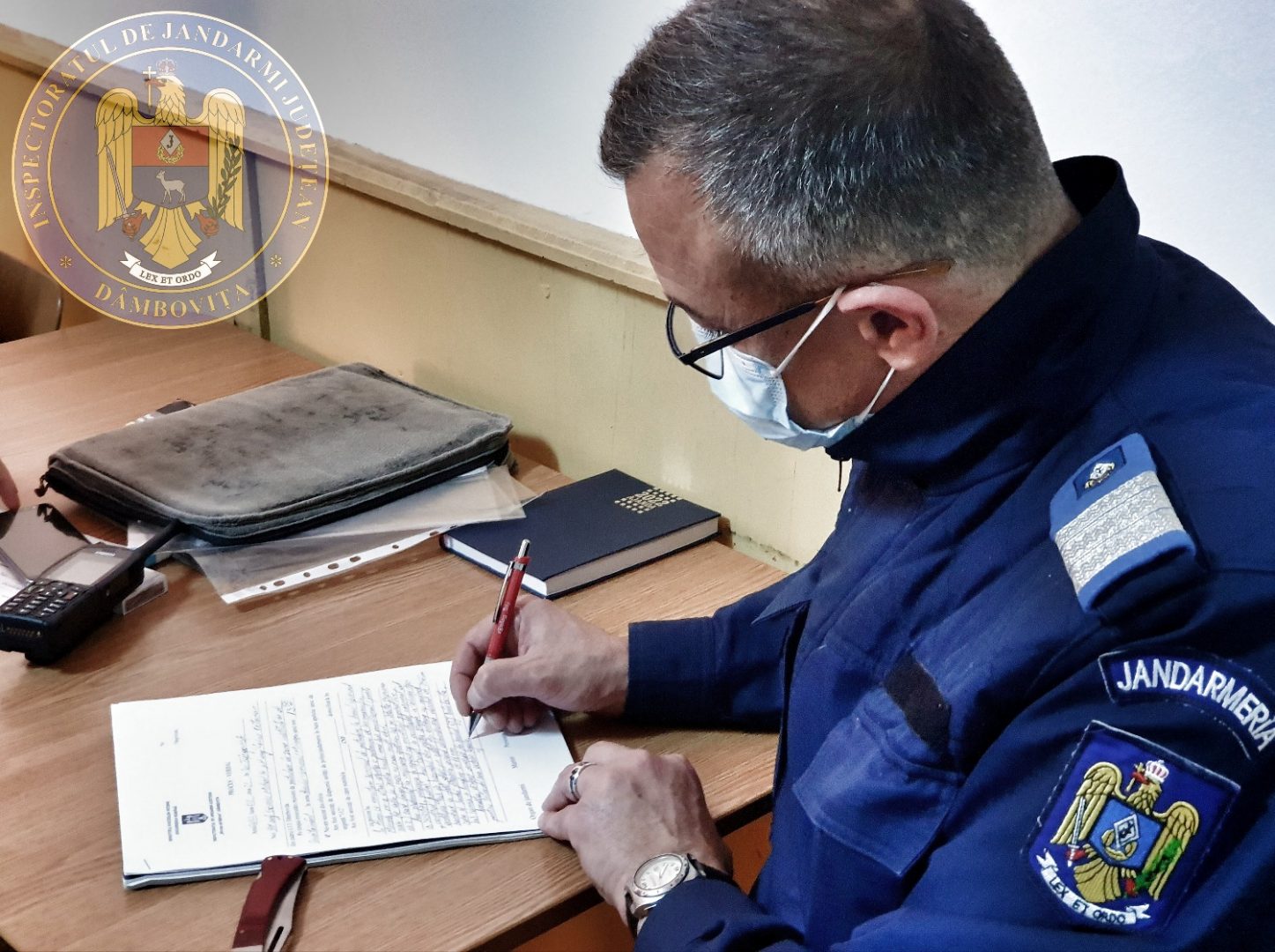 PERICOL în zona unui liceu, jandarmilor au intervenit prompt , aflați în misiune pe raza Municipiului Târgoviște, au depistat, luni, 21 februarie a.c., la poarta unui liceu, un bărbat care manifesta un comportament suspect prin faptul că insista să se fotografieze cu elevii care tranzitau zona de acces a unității școlare.