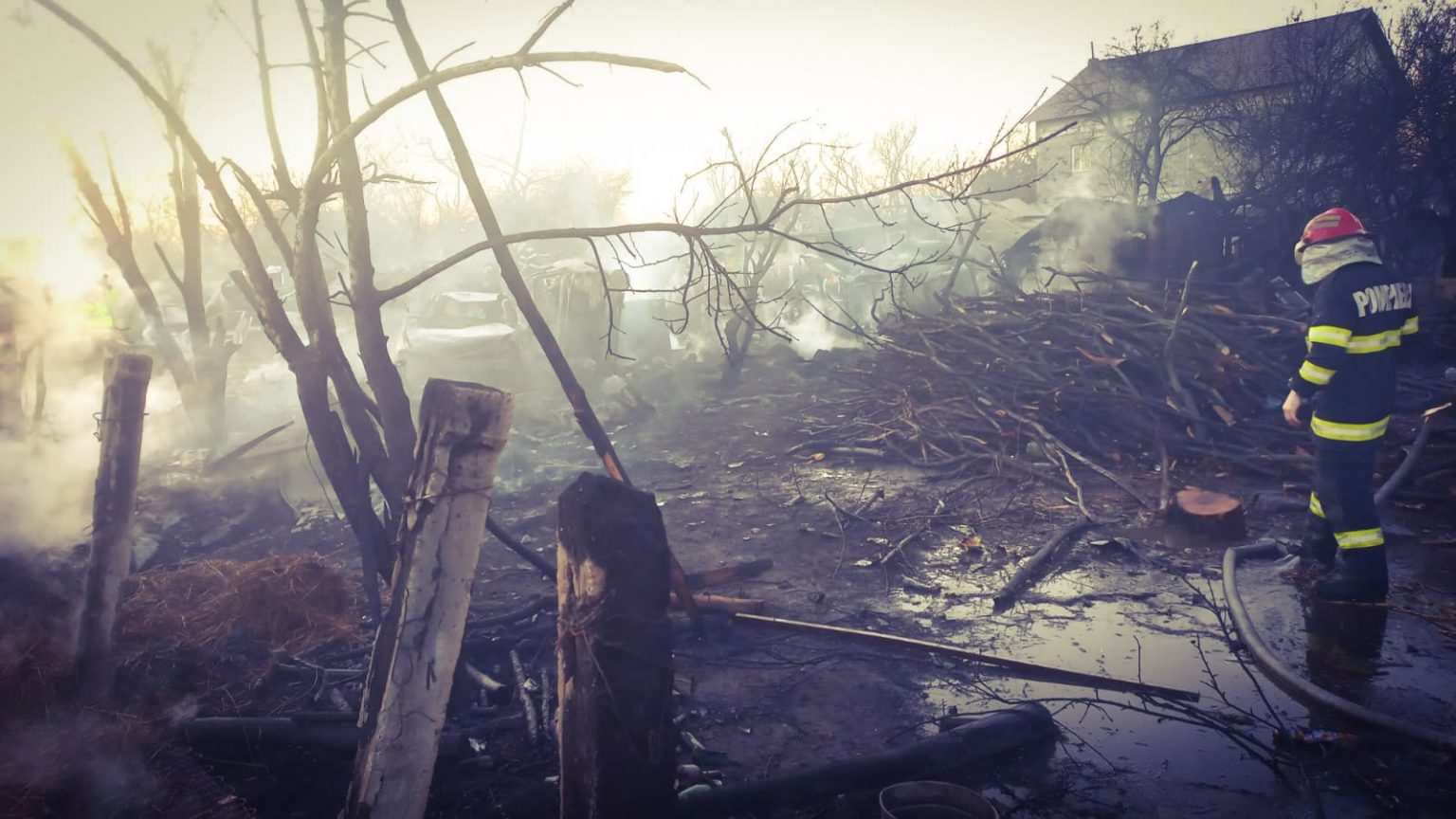 Se intervine pentru stingerea unui incendiu izbucnit într-o gospodărie din comuna Butimanu