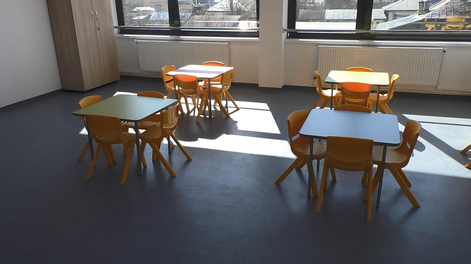Corbii Mari, o grădiniță modernă și dotată la cele mai înalte standarde, ce a adus bucurie mare pentru cei 55 de preșcolari. Noua unitate școlară cu trei clase a fost realizată cu finanțare pe AFIR, valoarea fiind de 2.737.553 de lei iar contribuția Primăriei Corbii Mari, a fost de 500.000 de lei.