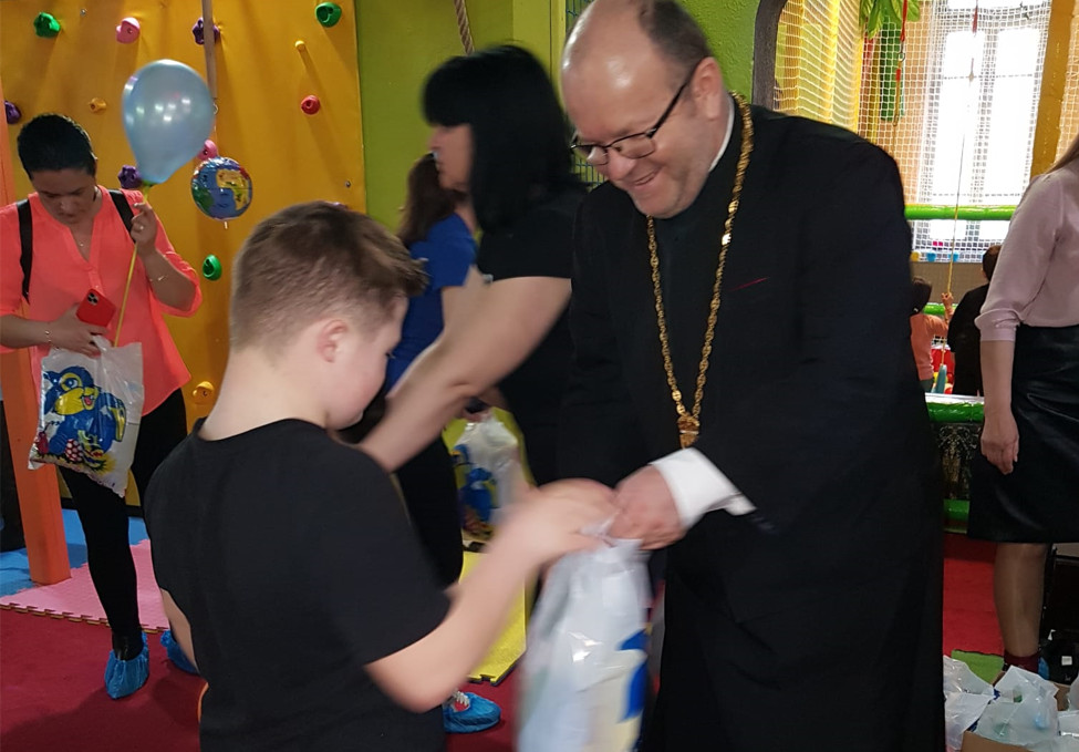 DARURI PENTRU COPII CU AUTISM ȘI SINDROM DOWN DIN PARTEA ARHIEPISCOPIEI TÂRGOVIȘTEI
