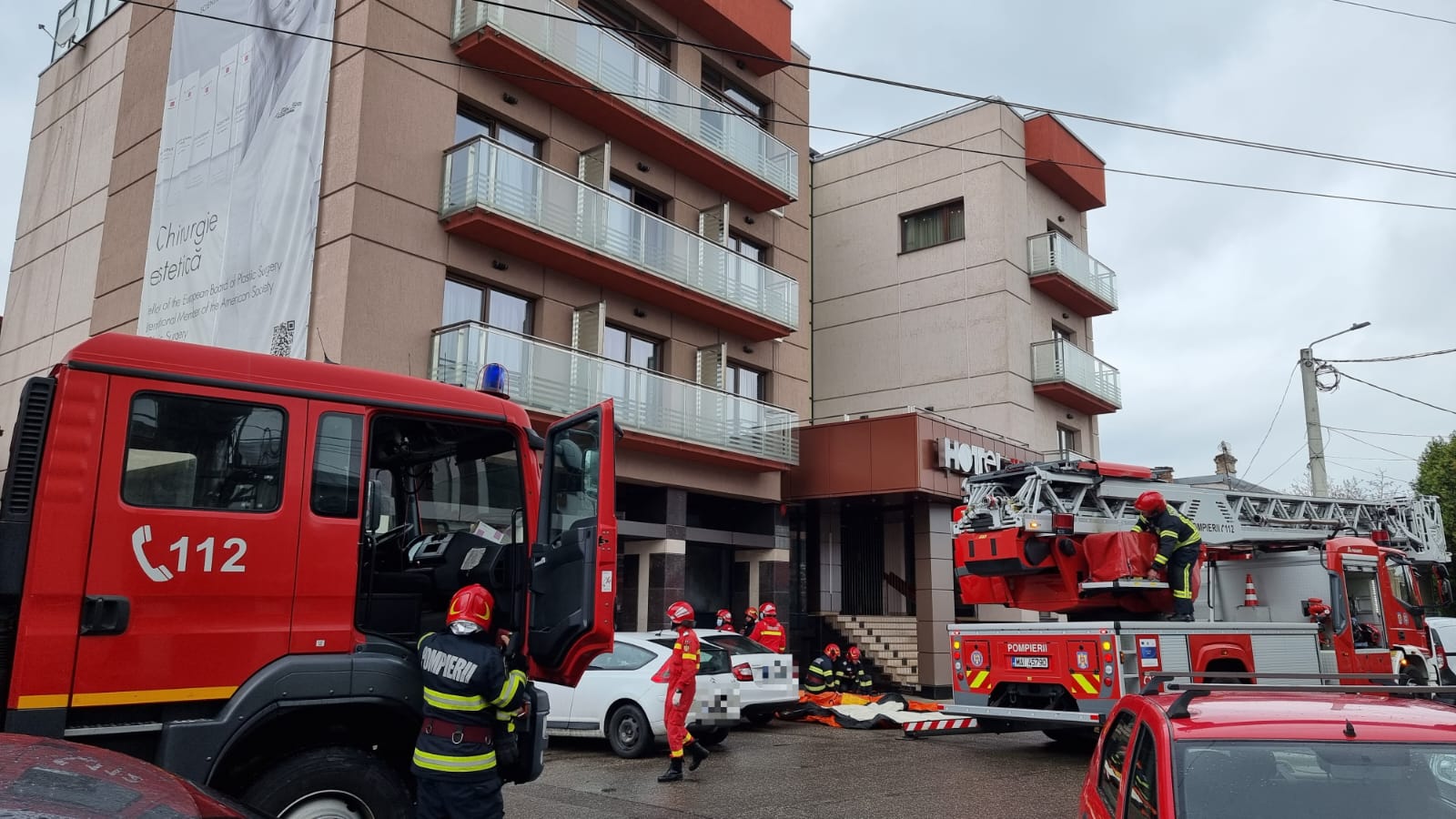 Exercițiu pentru pregătirea pompierilor la o unitate hotelieră din Târgoviște