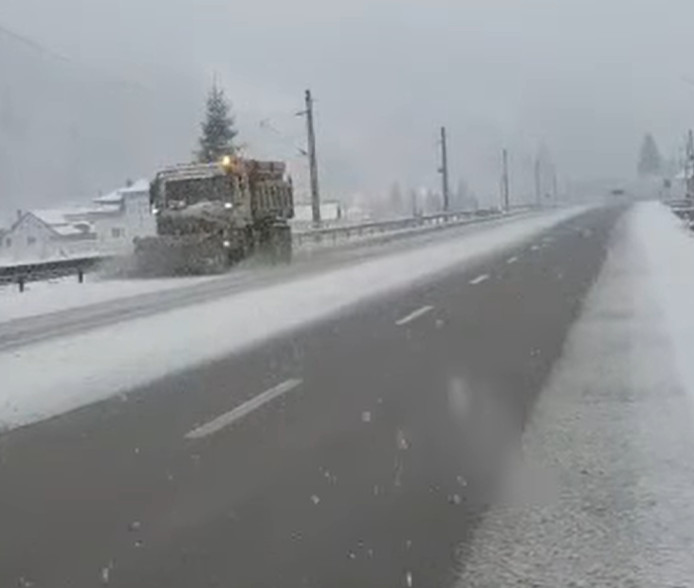 Iarnă în aprilie, ANM a emis o INFORMARE METEO și două CODURI GALBENE de NINSORI, VÂNT și VREME FOARTE RECE