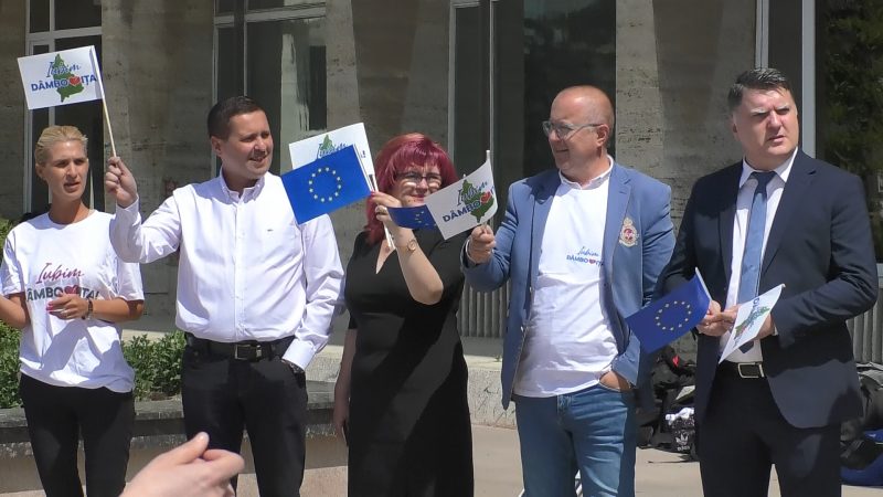 Flash mob de Ziua Europei, participanții au purtat tricouri cu mesajul “ I LOVE DÂMBOVIȚA”