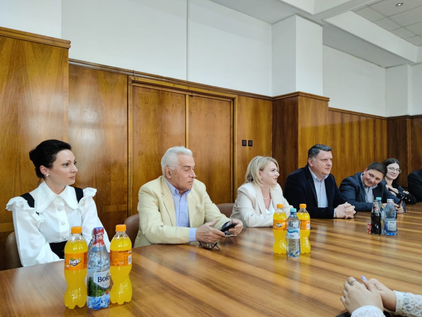 Prefectura Dâmbovița și-a deschis porțile de Ziua Națională a Tineretului, cu această ocazie, prefectul Claudia Gilia le-a vorbit tinerilor despre istoricul