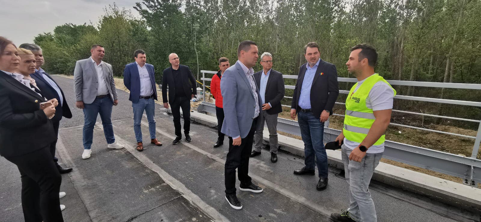 Se lucrează la podul de pe DJ 701 -Corbii Mari, se toarnă asfaltul pe calea de rulare