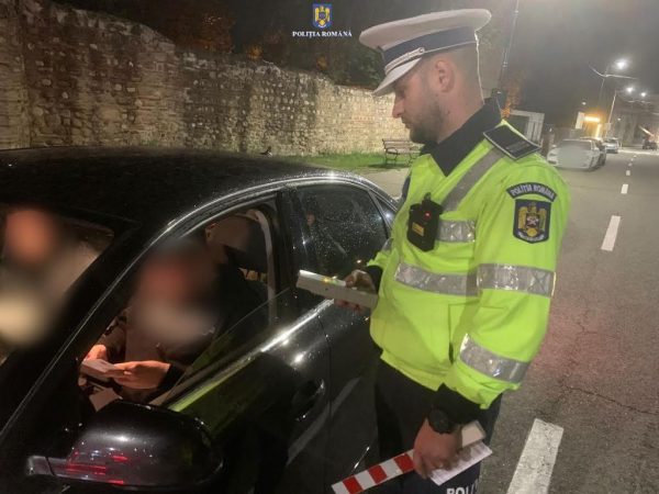 Polițiștii au aplicat peste 300 de sancțiuni contravenționale, au reținut 5 permise de conducere și au retras 5 certificate de înmatriculare