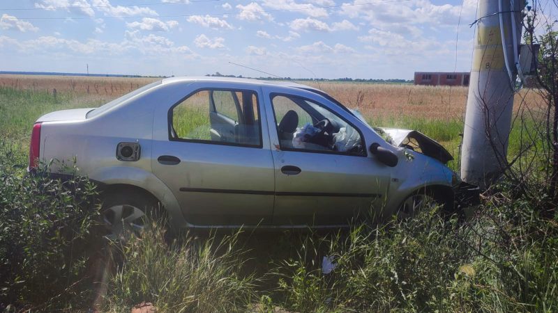 Mașină proiectată într-un stâlp de electricitate