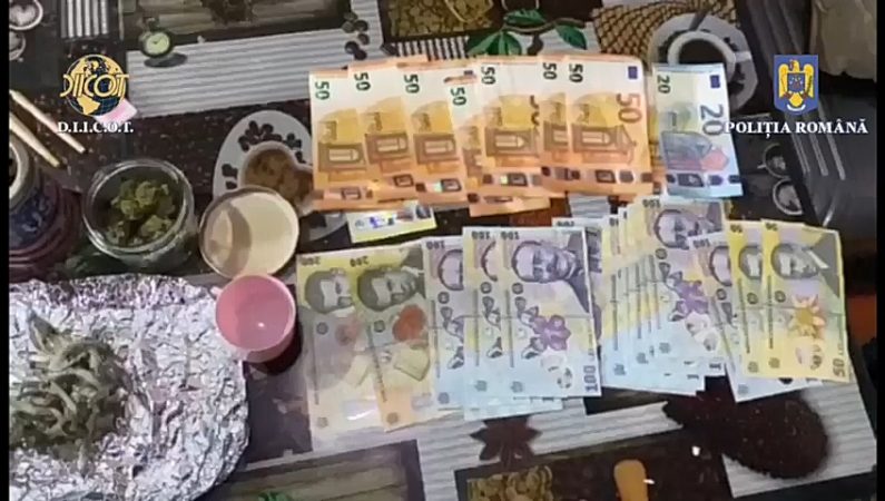 Opt percheziții în municipiul Târgoviște, la persoane bănuite de trafic intern de droguri de risc și mare risc