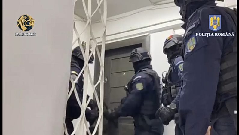 Opt percheziții în municipiul Târgoviște, la persoane bănuite de trafic intern de droguri de risc și mare risc