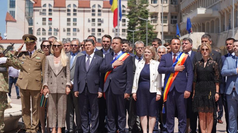 Procesiune, slujbă religioasă, depuneri de coroane și defilare de Ziua Eroilor la Târgoviște