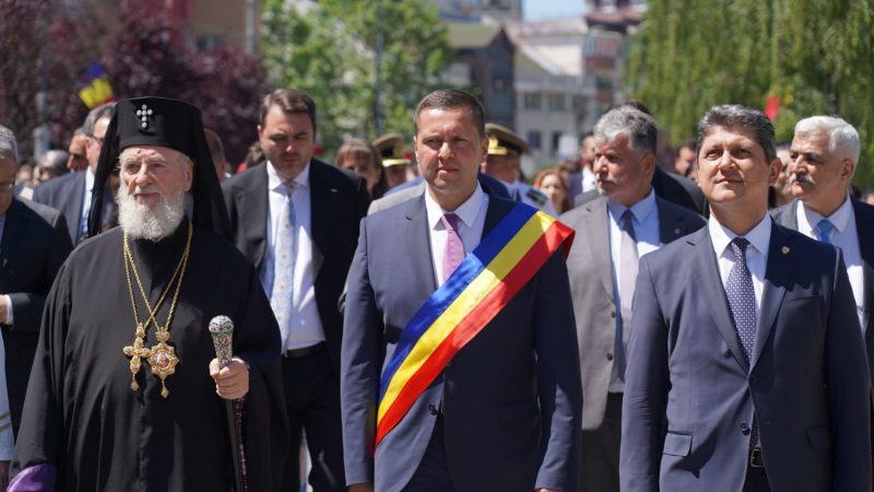 Procesiune, slujbă religioasă, depuneri de coroane și defilare de Ziua Eroilor la Târgoviște