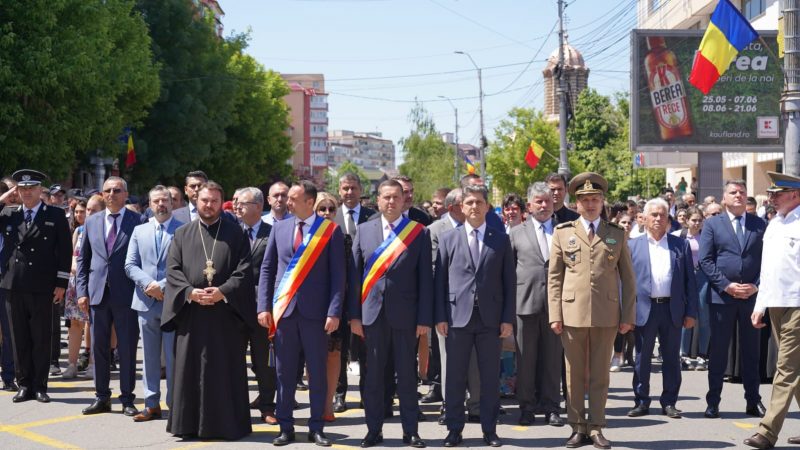 Procesiune, slujbă religioasă, depuneri de coroane și defilare de Ziua Eroilor la Târgoviște