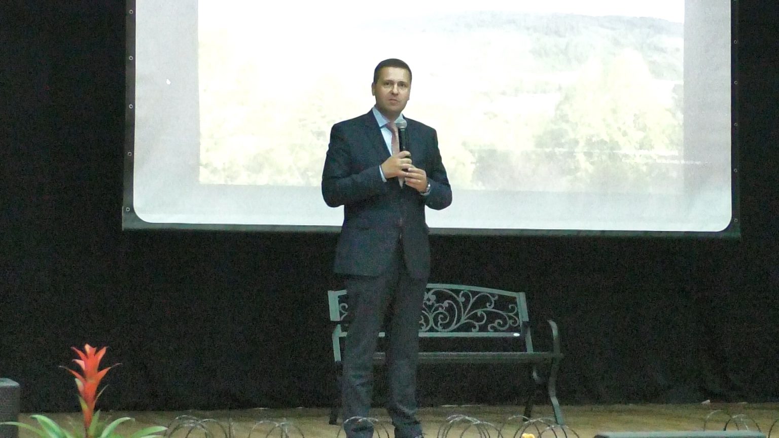 Președintele CJ Dâmbovița, Corneliu Ștefan în mijlocul comunității din Fieni care este în sărbătoare