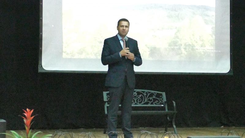 Președintele CJ Dâmbovița, Corneliu Ștefan în mijlocul comunității din Fieni care este în sărbătoare