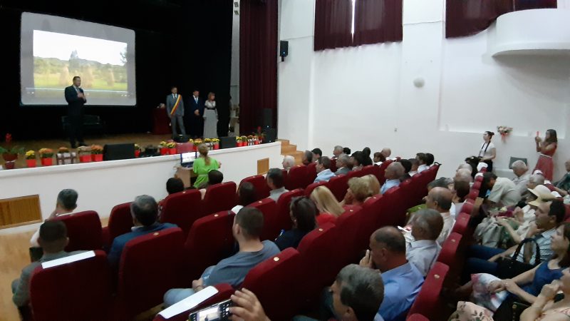 Președintele CJ Dâmbovița, Corneliu Ștefan în mijlocul comunității din Fieni care este în sărbătoare 