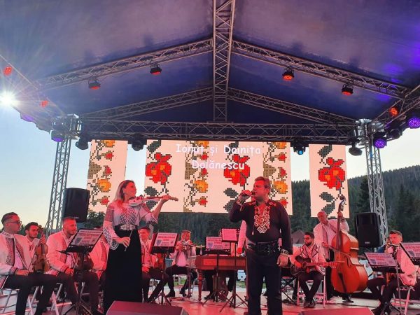 Seară folclorică la Festivalul Peștera-Padina