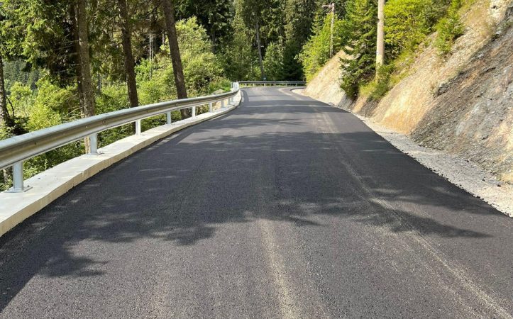 Pe DJ 714 contur Lac Bolboci-Cheile Tătarului s-a turnat primul strat de asfalt
