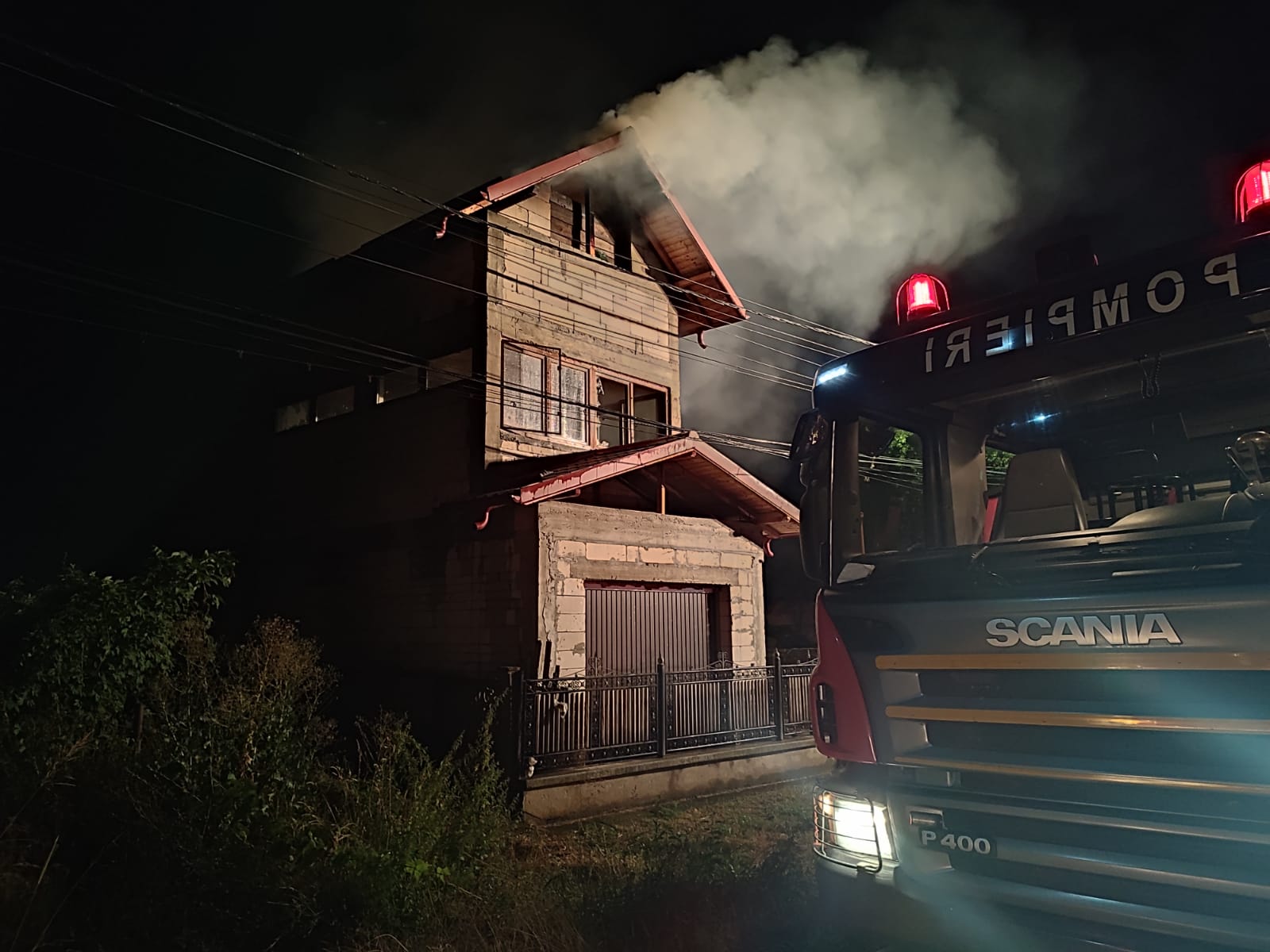 Flăcările au cuprins o casă în Săcuieni 