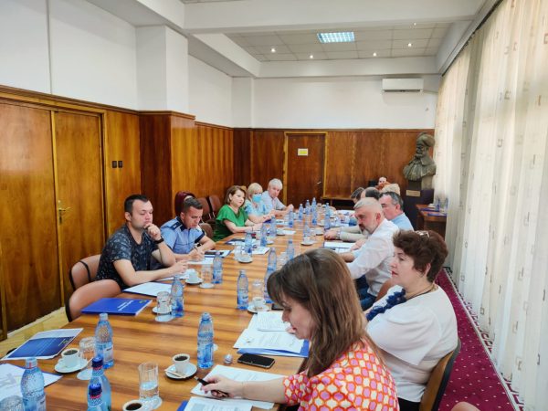Prefectul județului Dâmbovița, Claudia Gilia și instituțiile abilitate stabilesc acțiuni promițătoare în ce privește reducerea și prevenirea consumului de droguri