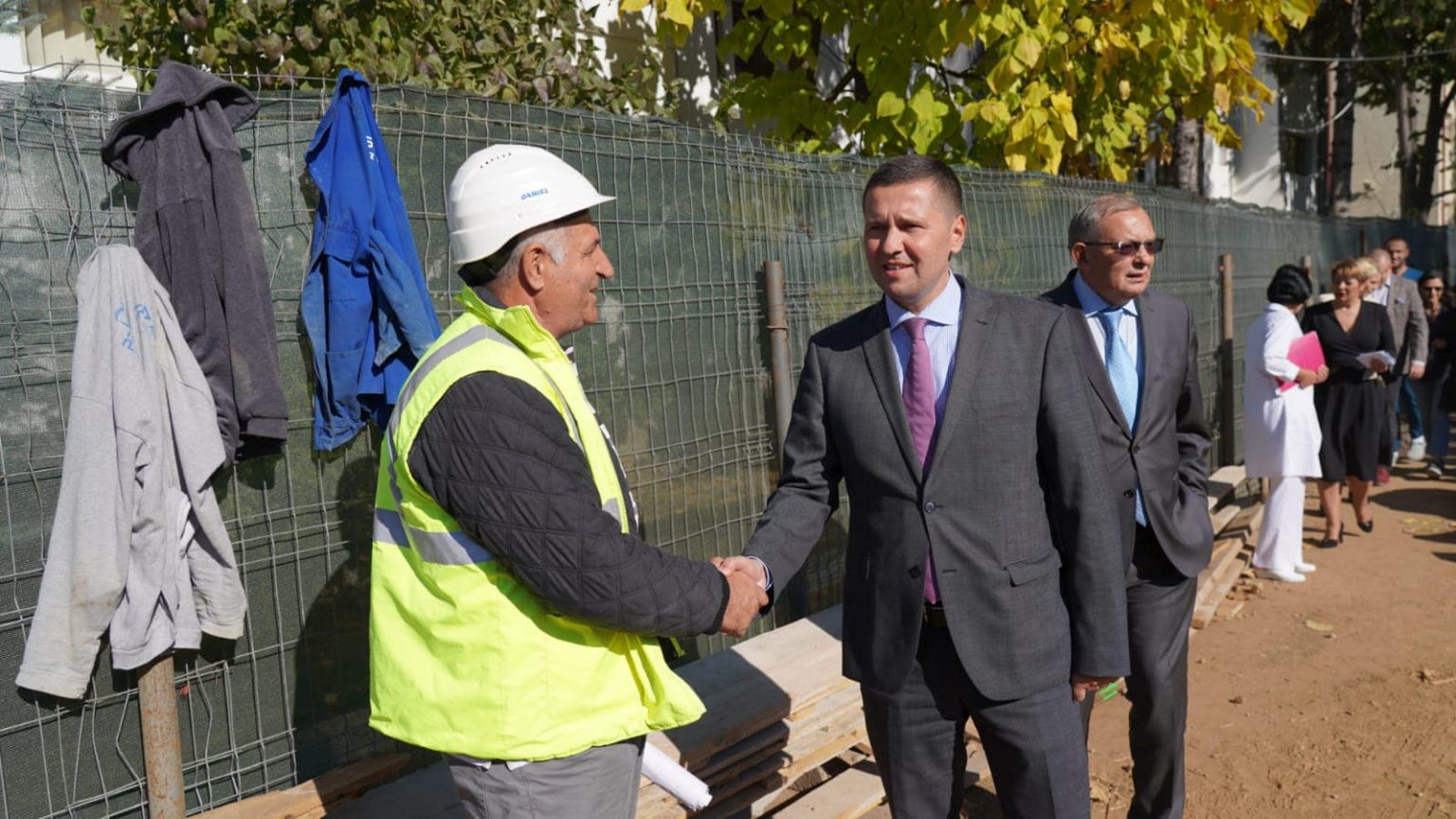 S-a mărit echipa de medici și se lucrează și pe șantierele de la Spitalul Județean de Urgență Târgoviște, președintelui CJ Dâmbovița, Corneliu Ștefan a făcut o vizită de lucru