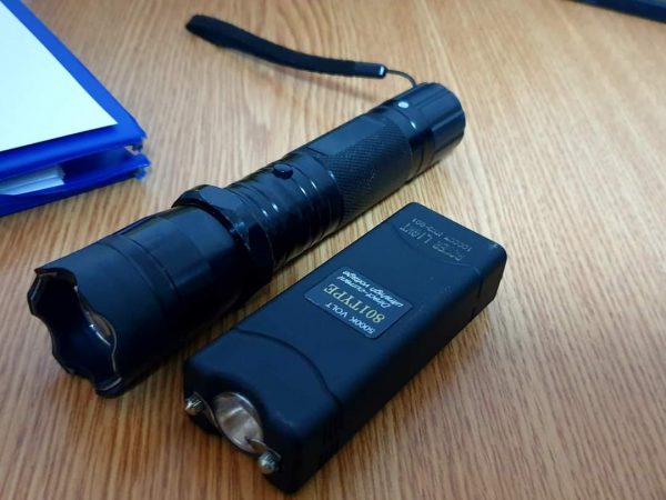 Doi adolescenți au folosit aparate cu electroșocuri într-o stație de autobuz din municipiul Târgoviște.