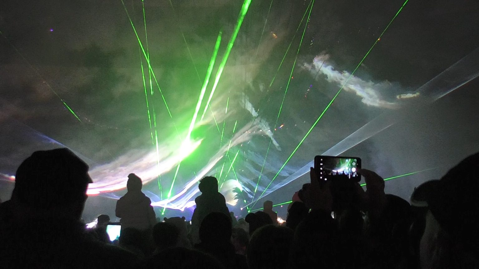 Premieră la Târgoviște, 120 de drone au făcut spectacol pe cer după a fost aprins iluminatul festiv de Crăciun