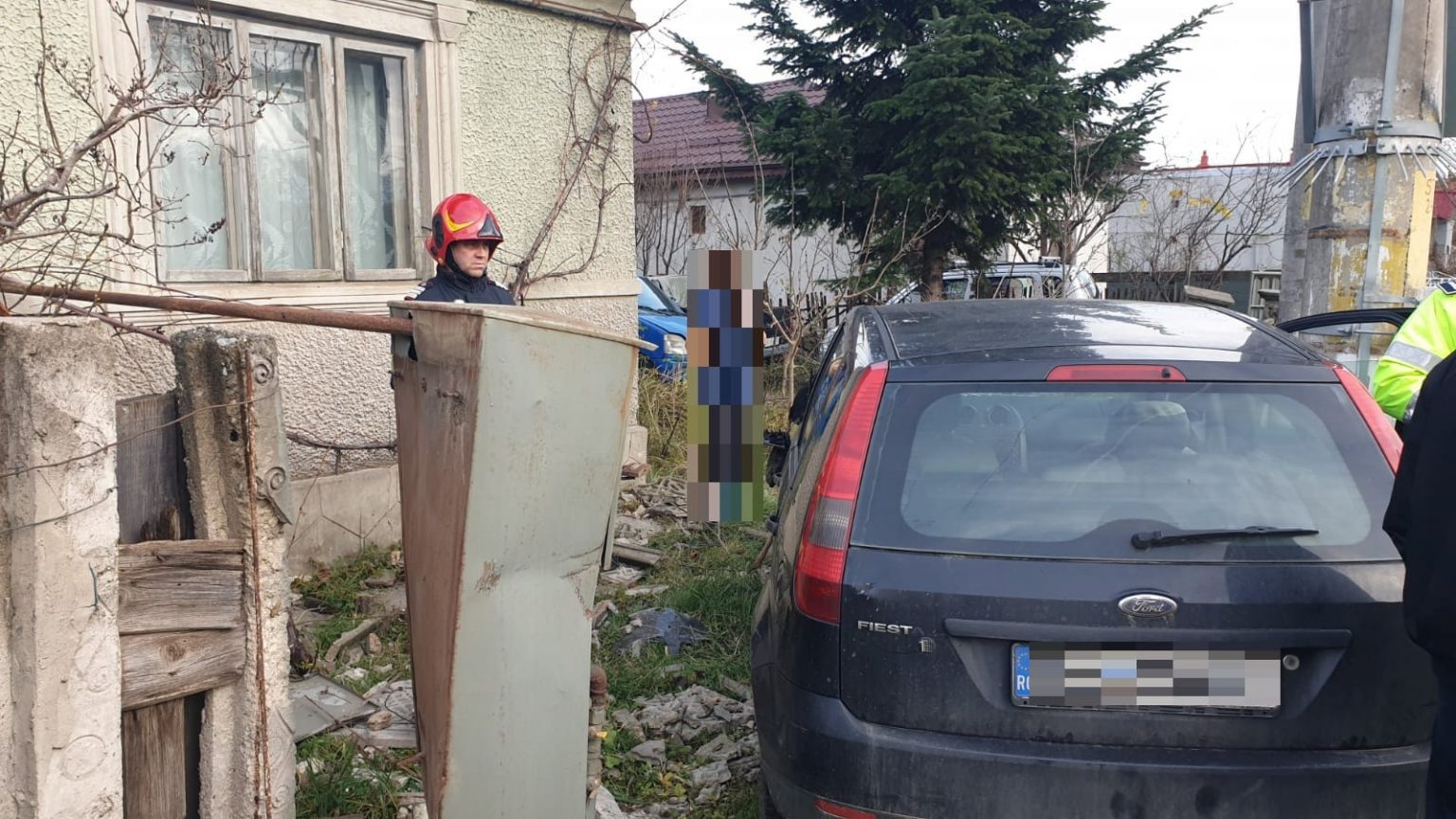 ACCIDENT rutier la ULMI: Un șofer „mort” de beat a intrat cu mașina în gardul unei case și a distrus o conductă de gaze