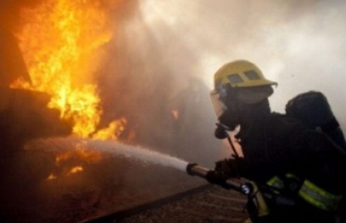 S-a dat alerta, o casă cuprinsă de flăcări la Mănești