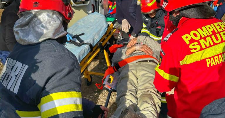 La un pas de tragedie, pompierii au salvat un bărbat care a căzut de pe o punte în râul Dâmbovița