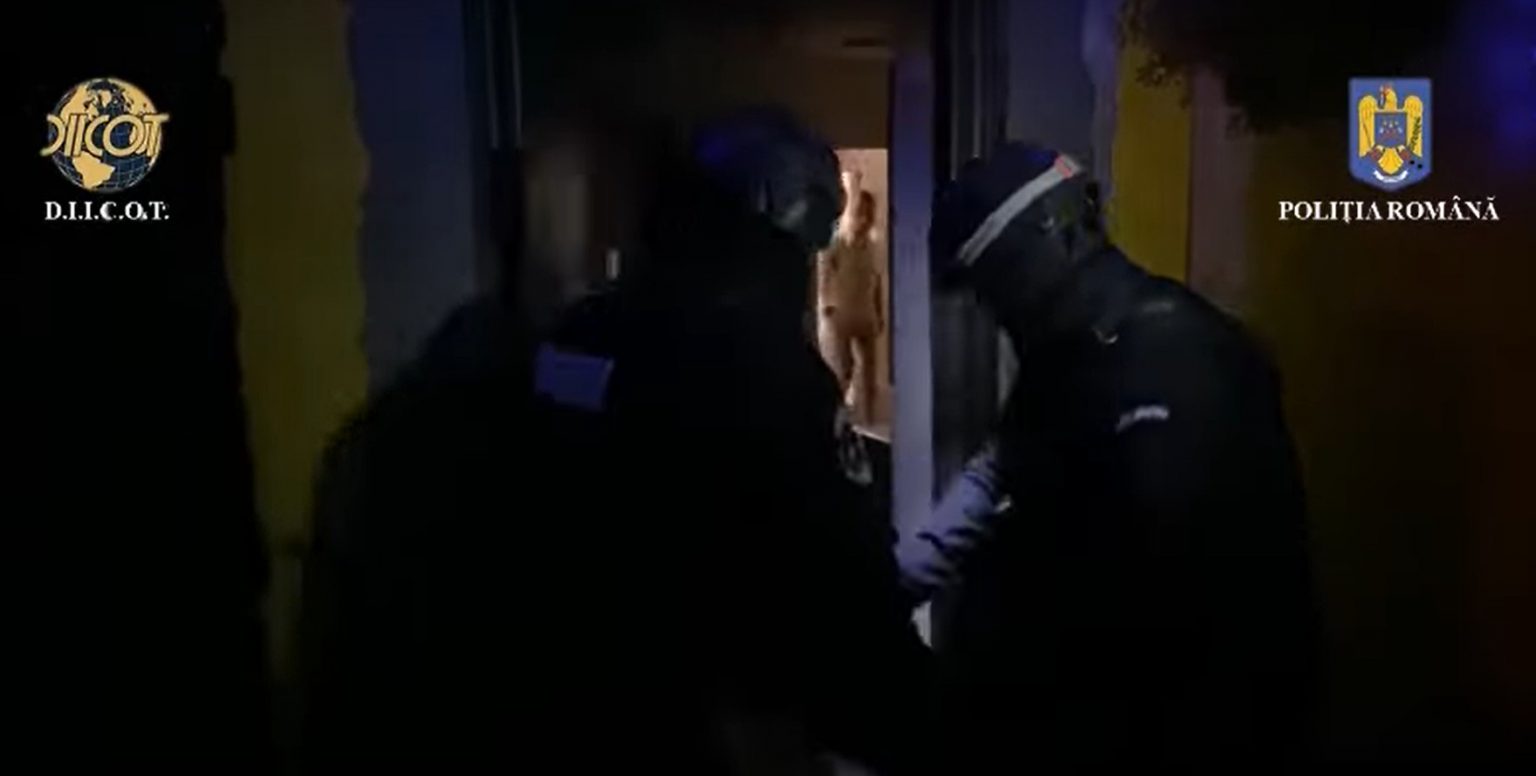 Mascații au făcut o vizită traficanților de droguri. VIDEO