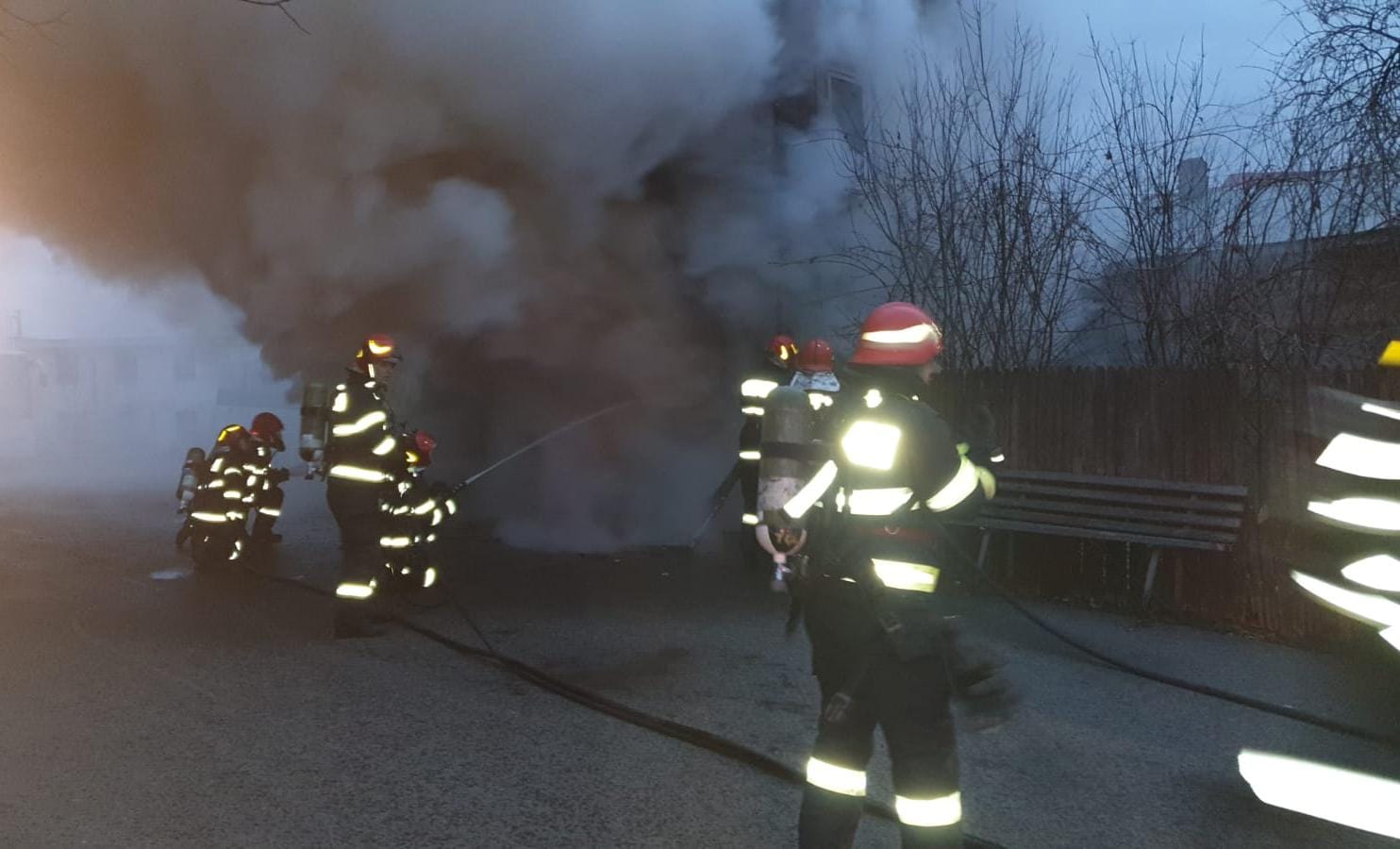 Flăcările au cuprins  o clădire de birouri din  Târgoviște, Calea Câmpulung