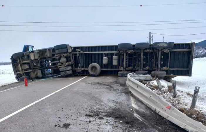 Un tir s-a răsturnat, trafic blocat temporar pe DN 2