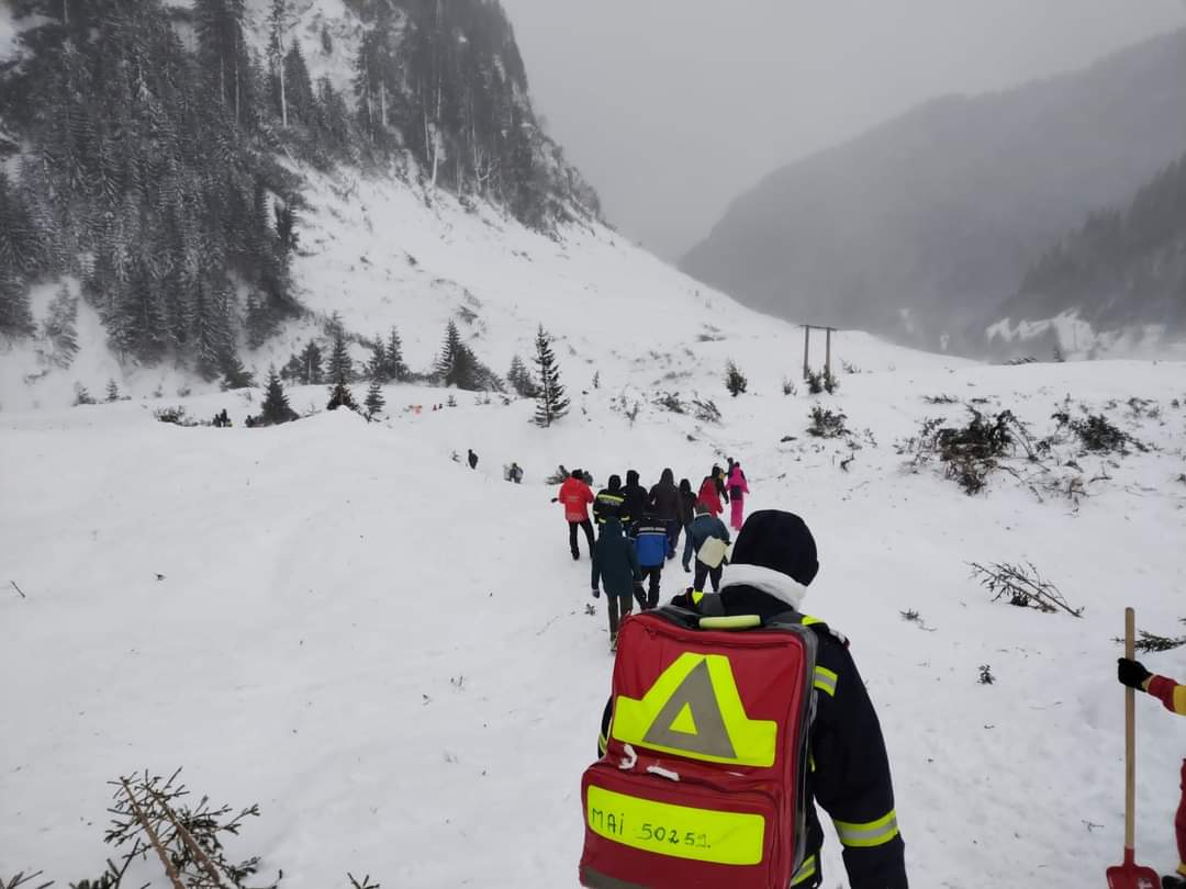 ISU Dâmbovița a pus umărul alături de  Salvamont Argeș, CNAIR, Jandarmeria Argeş, ISU Argeș pentru a salva un grup de 57 de turiști  de la cabana Capra