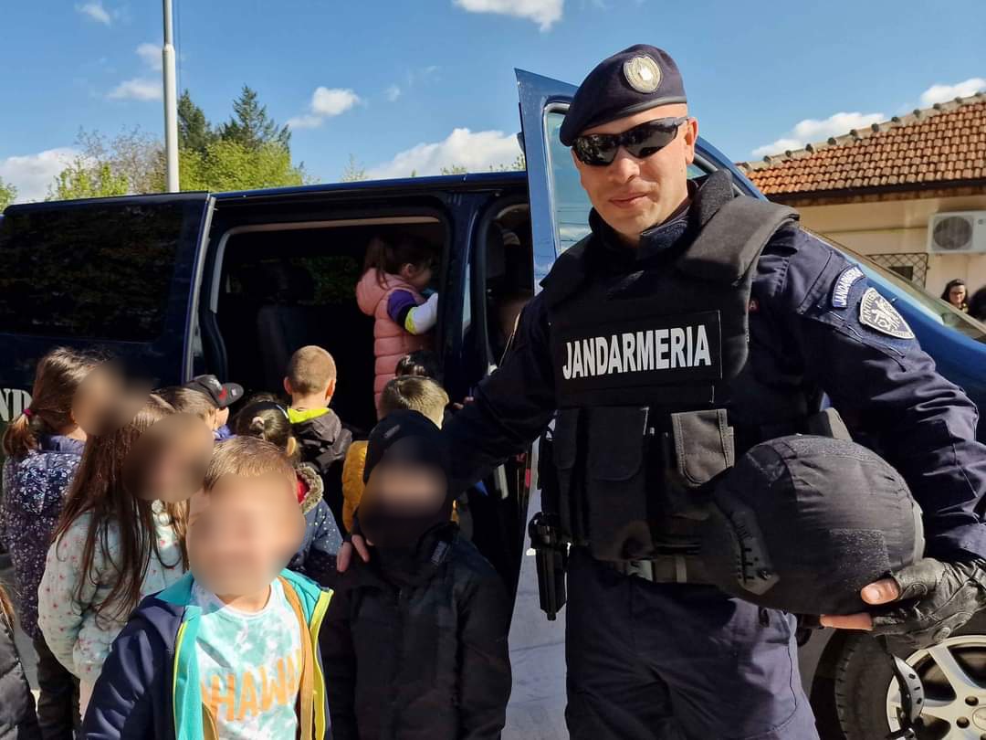 Peste 100 de preșcolari însoțiți de cadrele didactice au fost prezenți la sediul Inspectoratului de Jandarmi Județean Dâmbovița, pentru a participa la o activitate educativ-recreativă în cadrul programului național “Școala altfel”.