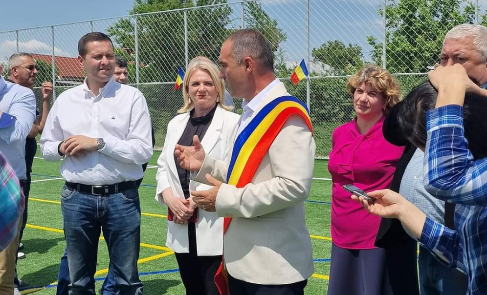 Președintele CJ Dâmbovița, Corneliu Ștefan alături de prefectul județului Dâmbovița, Claudia Gilia au fost prezenți la inaugurarea noului teren 