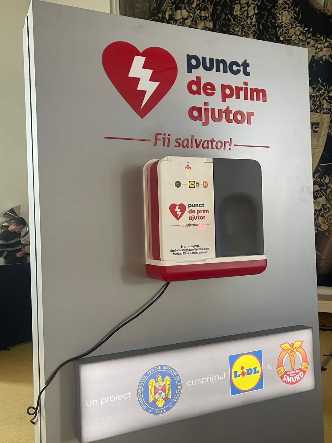 Practic, putem vorbi deja de prima reţea naţională de defibrilatoare automate instalate în magazine şi în spaţii publice. 