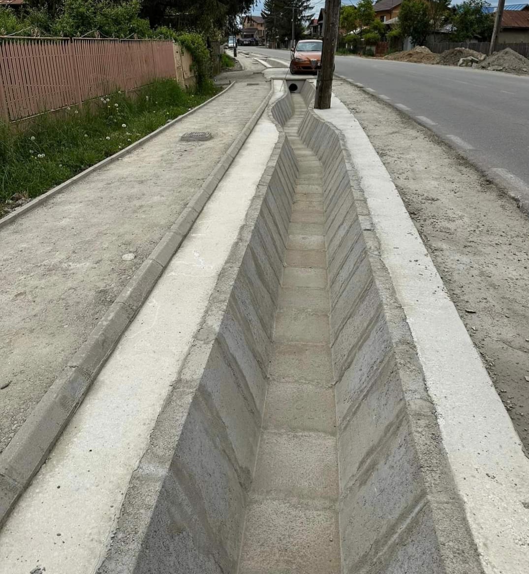 Deja au fost demarate lucrări de realizare podețe, trotuare,  șanțuri și piste de biciclete pe DJ 719 în Valea Voievozilor, strada Tudor Vladimirescu.