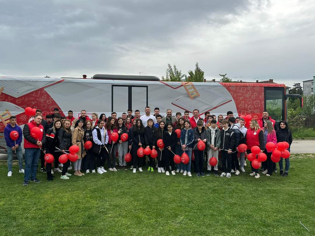 Autocarul TSD este dotat cu tot ce este necesar pentru un proces educativ de cea mai înaltă calitate, elevii fiind și ei impresionați