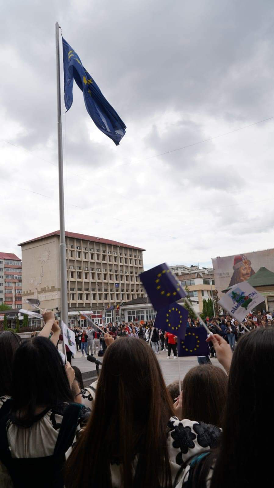 Președintele CJ Dâmbovița, Corneliu Ștefan a spus că cei peste 600 de tineri din liceele și școlile din Dâmbovița, alături de care a sărbătorit