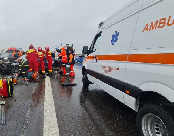 Accident grav pe A1, km 74 pe sensul spre Pitești, două persoane încarcerate și inconștiente