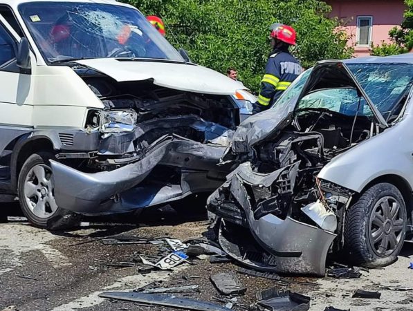 Accident grav pe DN 71, coliziune frontală între un autoturism și o autoutilitară