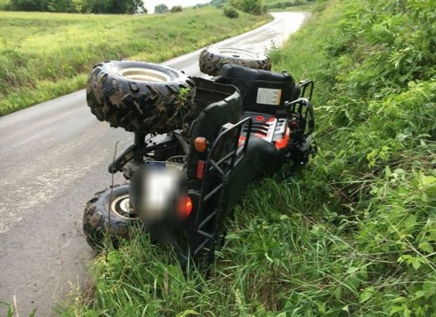 Un tânăr a ajuns în stare gravă la spital, după ce s-a răsturnat cu un ATV, în satul Brebu, comuna Runcu