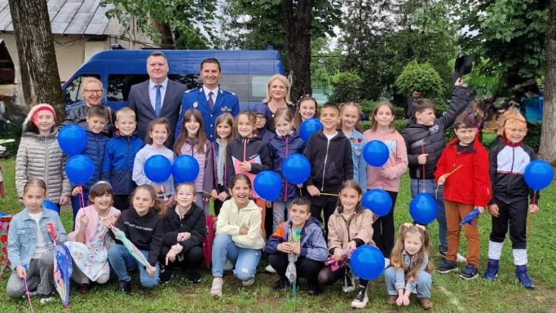 Peste 100 de elevi şi preşcolari au luat cu asalt Jandarmeria Dâmboviţa