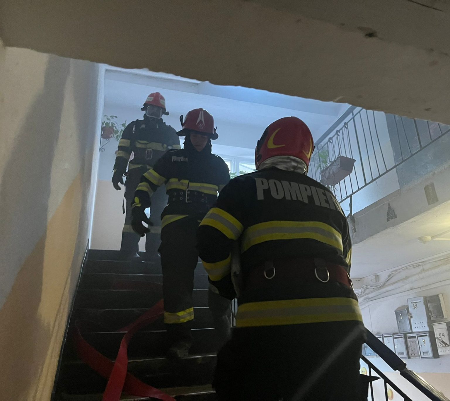 Panică într-un bloc din Târgoviște, apartament plin de fum din cauza unei tigăi uitată pe aragaz