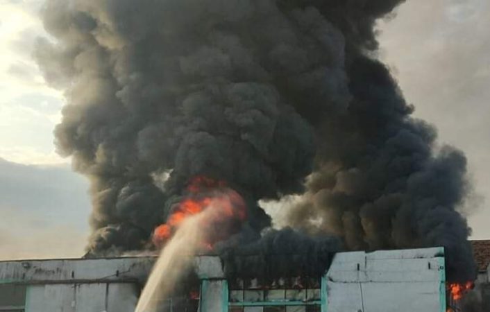 Alertă de gradul zero la Târgoviște! INCENDIU major cu degajări mari de fum, produs la o hală industrială – în zona Mall Dâmbovița