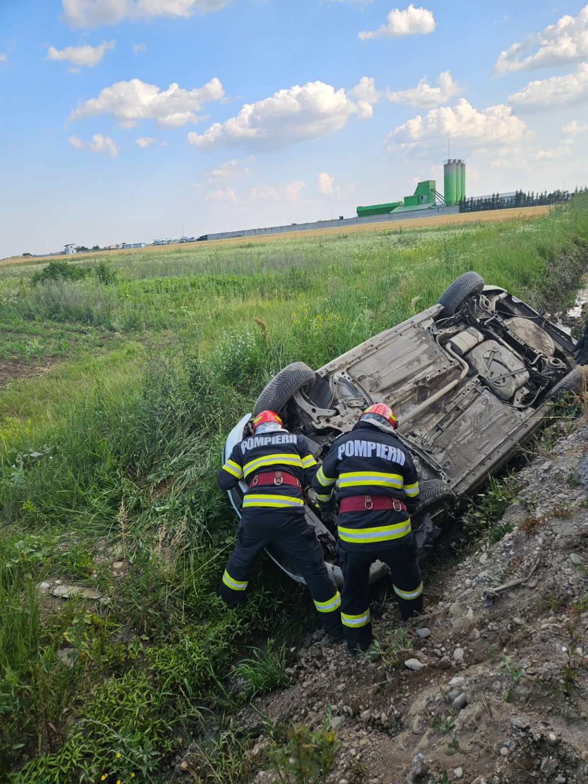 A văzut moartea cu ochii, s-a răsturnat cu mașina la Nisipuri, pe DJ 720