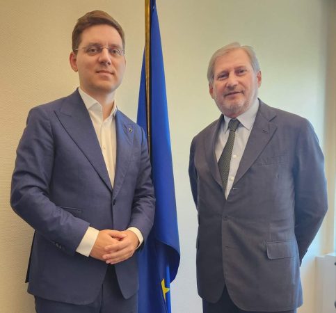 Eurodeputatul Victor Negrescu a discutat, la Strasbourg, cu Comisarul European pentru Bugete și Administrație, Johannes Hahn